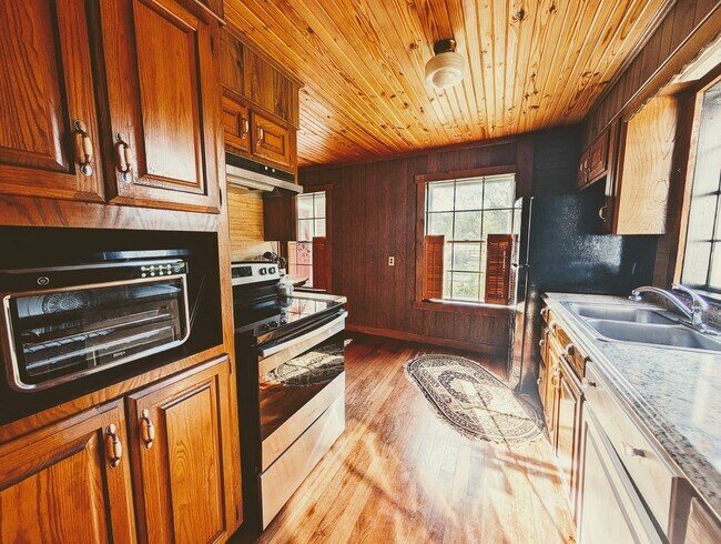 Building Photo - 6400 Gibson Ln