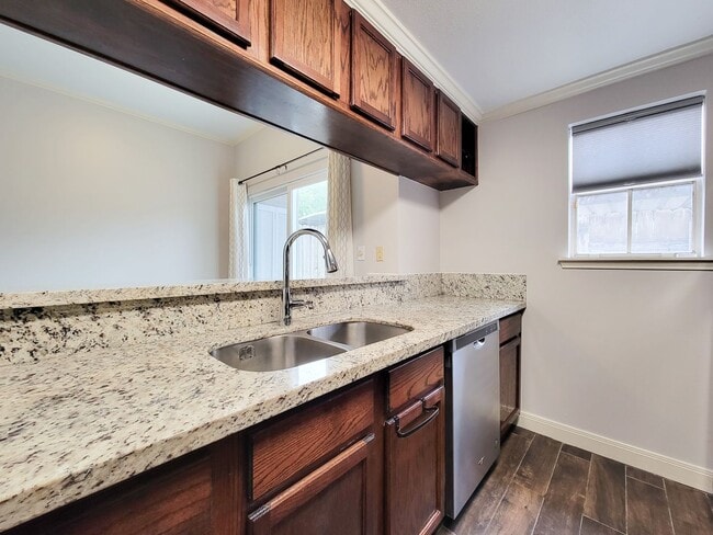 Building Photo - Medical Center Living at Its Best – Poolsi...