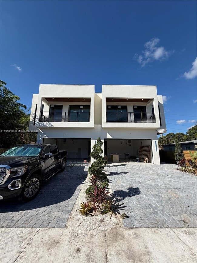 Building Photo - 1321 NE 13th Ave