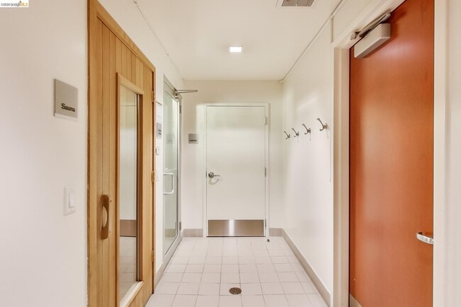 Building Photo - 585 9th St