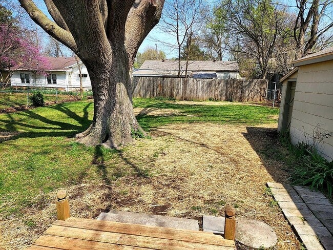 Building Photo - Charming Bunglow in Delaware Neighborhood Close To MSU & Mercy Hospital