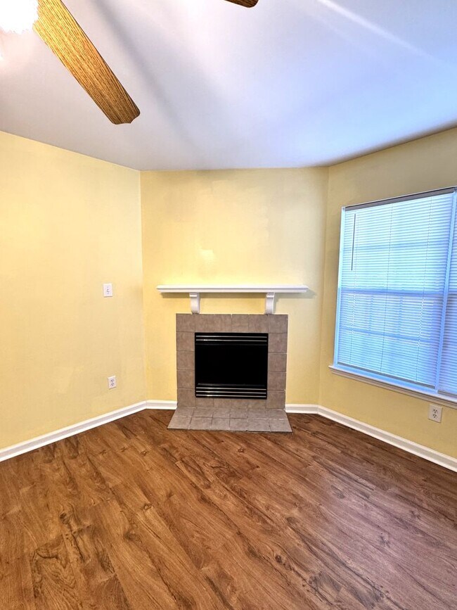 Building Photo - 2BR/2.5 Bath Townhome Minutes to Camp Lejuene