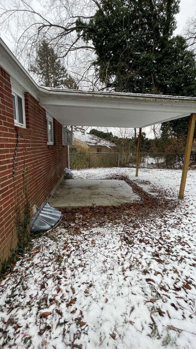 Building Photo - Charming 3 bed, 2 bath with finished basement!