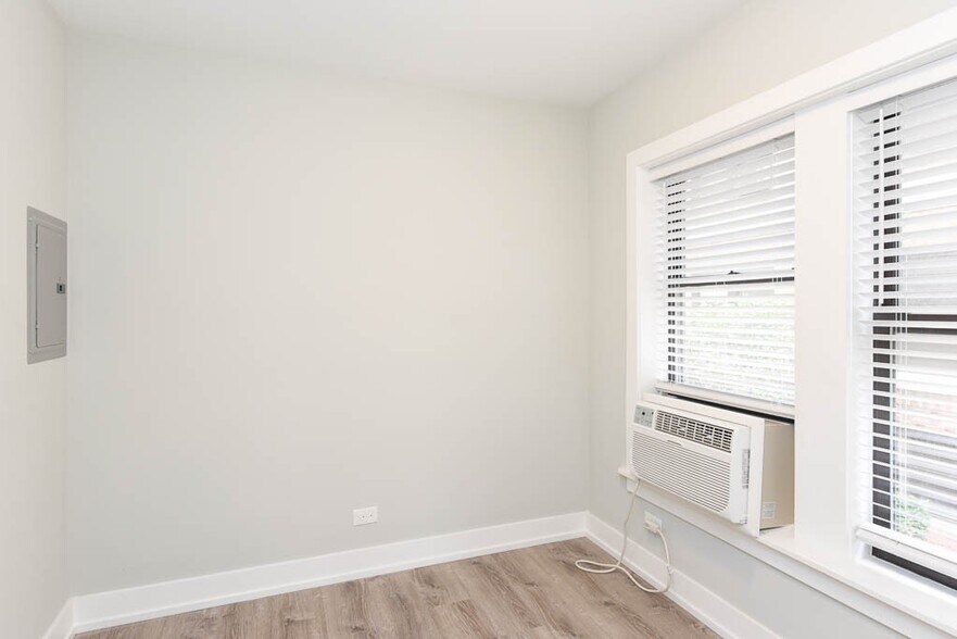 Building Photo - 725 W Brompton Ave