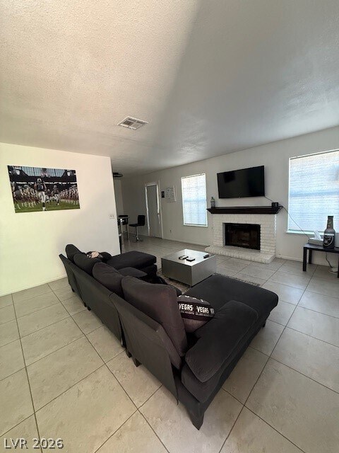 Building Photo - 5576 W Rochelle Ave.