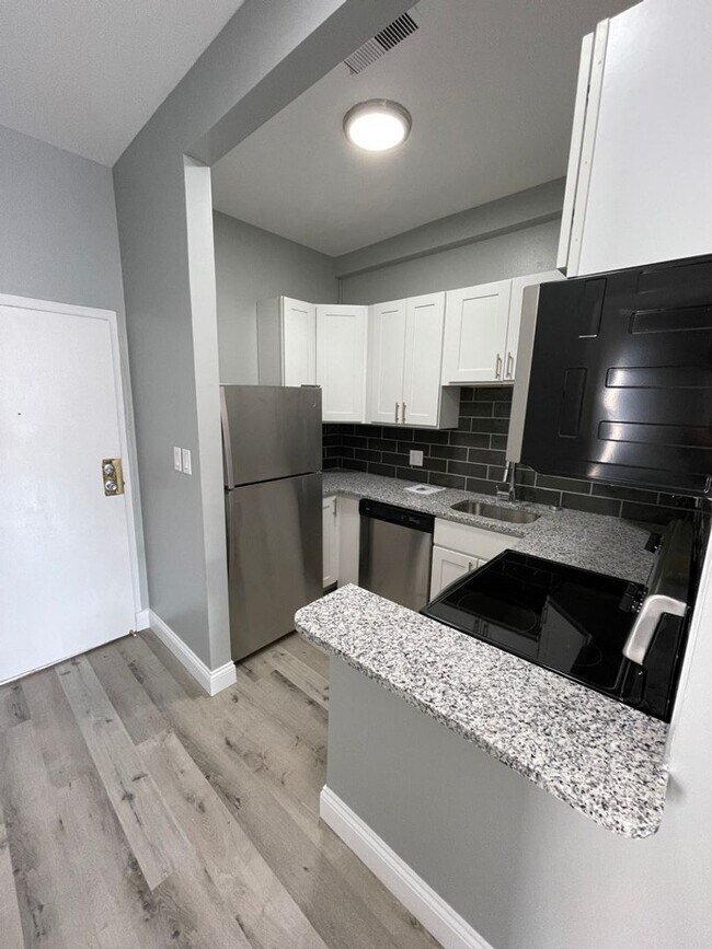 Building Photo - GORGEOUS 2/1 -  RENOVATED! Stainless, Granite, In Unit W/D
