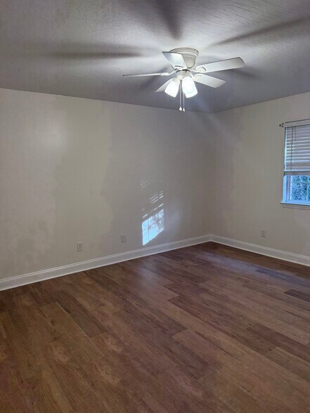 Building Photo - 213 Cox Ave