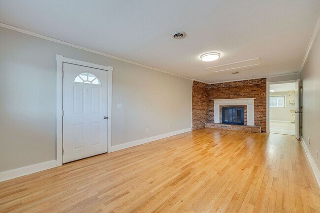 Building Photo - Beautifully updated 3 BR 1 BA home with ex...