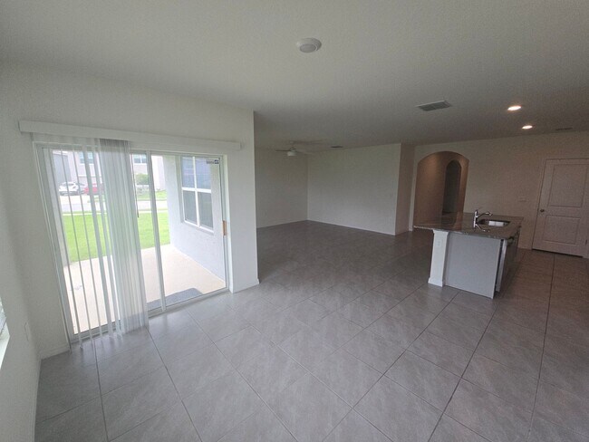 Building Photo - Gorgeous 3-Bedroom, 2-Bathroom Townhouse in Bradenton