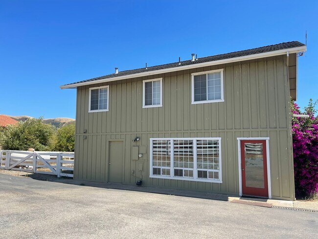 Building Photo - Beautiful Home in Chualar -with many ameni...