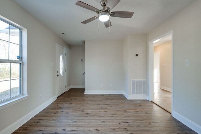 Building Photo - 1565 Petty St