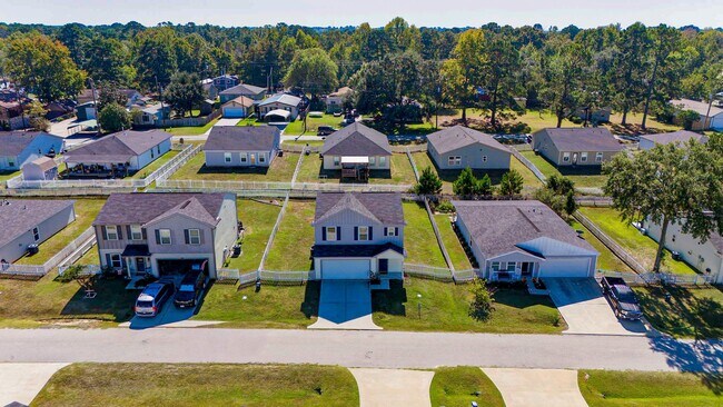 Building Photo - 169 Iris St