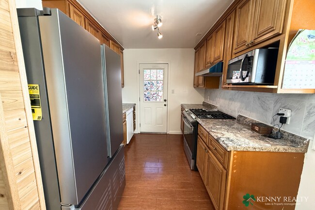 Building Photo - 3-Bedroom, 1-Bathroom Home with Large Yard & Garage in South San Francisco