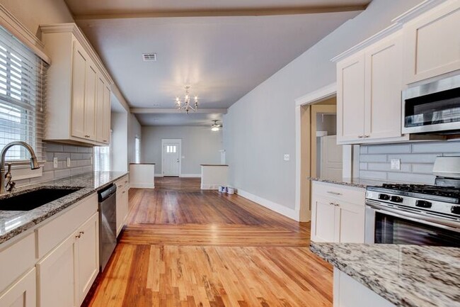 Building Photo - Remodeled Historic 3 Bedroom in The Heights!