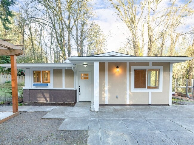 Building Photo - Beautiful 3br/2bth - Available in early January