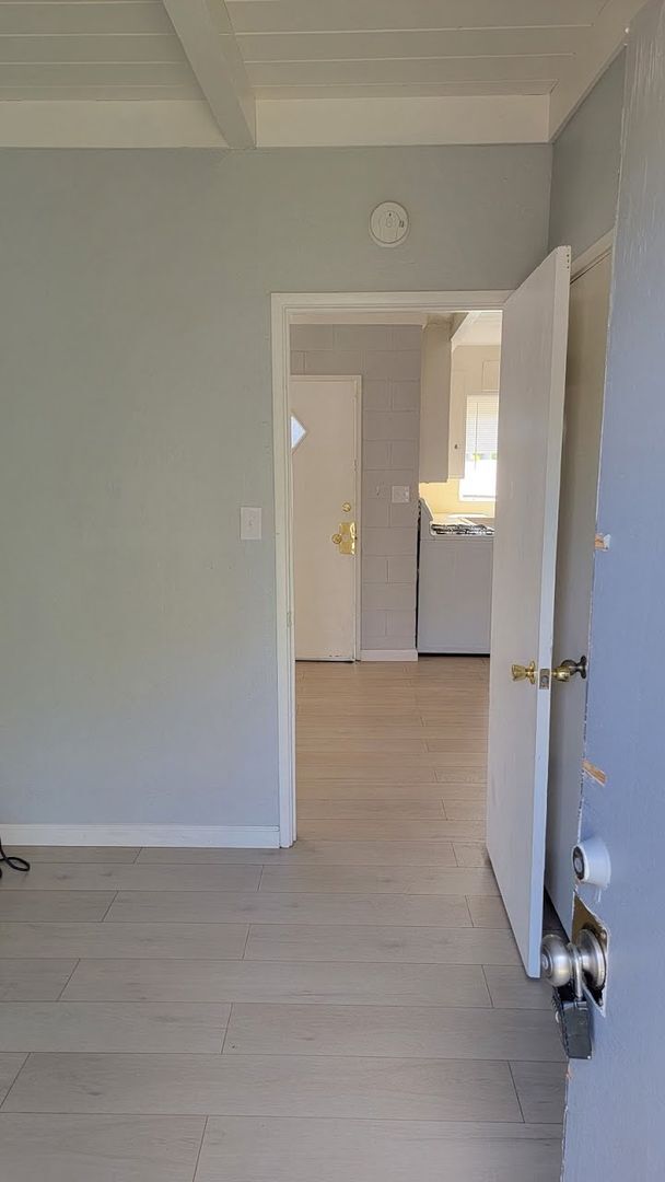 Building Photo - 1 Bedroom Duplex in Roseville Available Now