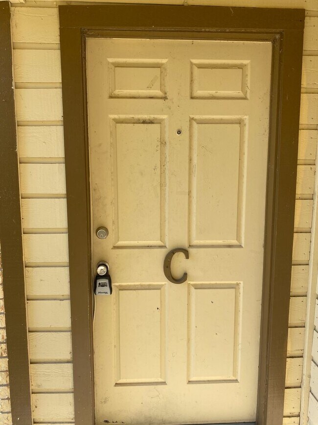 Primary Photo - Spacious 2 Bed, 2.5 Bath Townhome – Prime ...