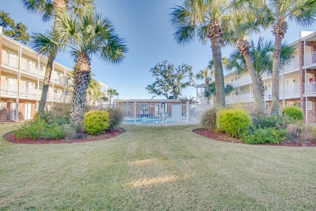 Building Photo - Stylish Condo in Waterfront Bayview Terrace – Updated Interiors, In-Unit Washer/Dryer, Access to ...