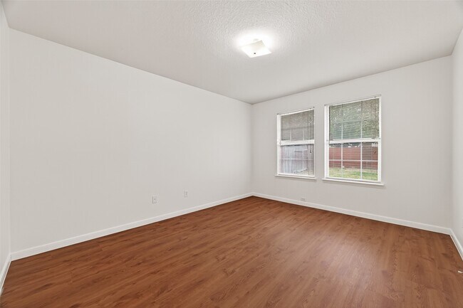 Building Photo - 2015 Waverly Glend Dr