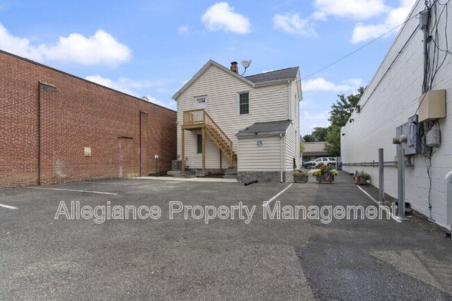 Building Photo - 1506 B Mt Vernon Ave