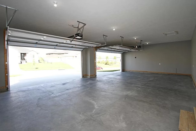 Building Photo - Beautiful 5 Bed/3 Bath House Available February 1st, 2026!