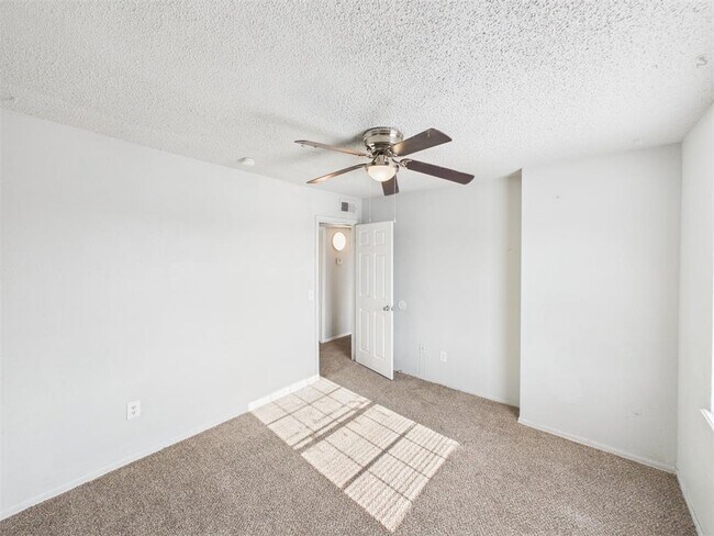 Building Photo - 401 SE 12th Ave