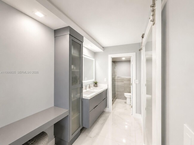Building Photo - 1420 Brickell Bay Dr