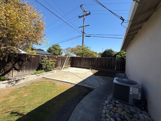 Building Photo - Updated single-level home located in the highly sought-after Killarney Farms neighborhood of Sant...