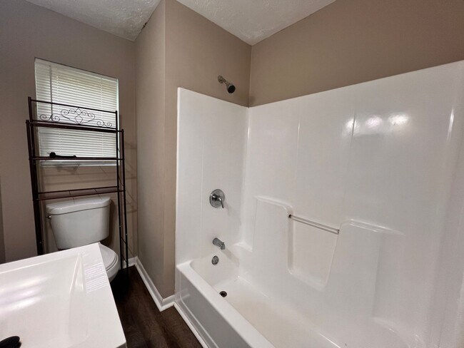 Building Photo - 4-bedroom 2 full bathroom