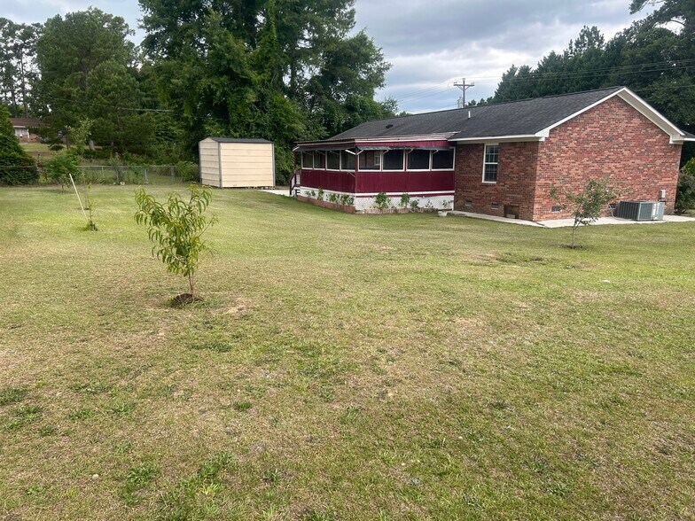 Building Photo - 2072 Hillcrest Ave