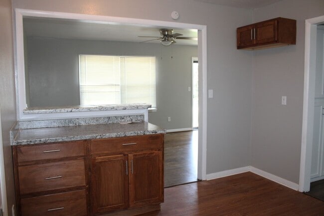 Building Photo - REMODELED!!  3 beds, 2 bath