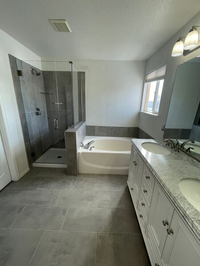 Building Photo - Spacious and Bright with a GREAT YARD,4bd/3.5 ba Home in Northglenn, Near Parks, New Paint and Ca...
