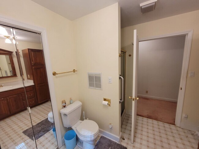 Building Photo - 3 Bedroom 2 Bathroom House