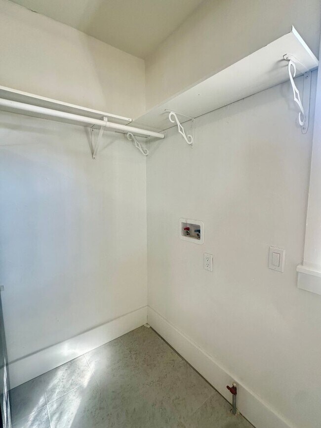 Building Photo - Charming single family home available for ...