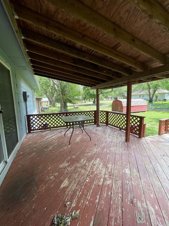 Building Photo - Great Location 3 bedroom 1 bath 1car garage