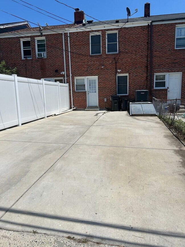 Building Photo - Charming 3 Bedroom/1.5 Bathroom Townhome in Parkville, MD!