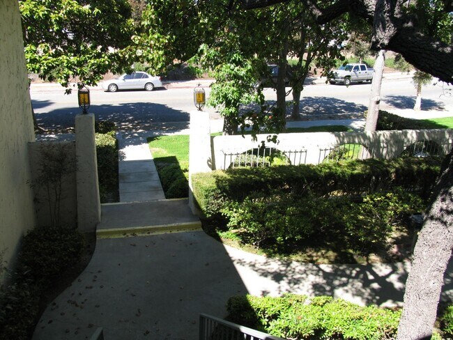 Building Photo - Spacious 1 Bedroom 1 Bath Upstairs Unit Apartment