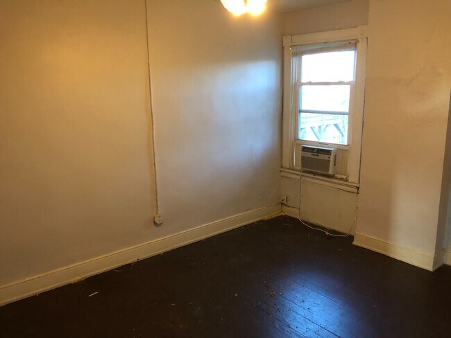 Building Photo - 14 S Plum St