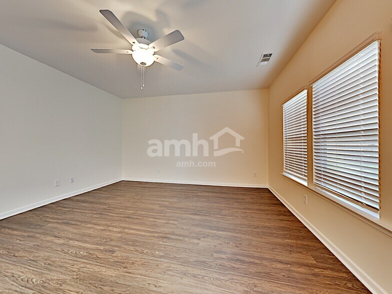 Building Photo - 441 Camp dr