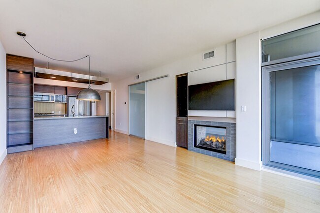 Building Photo - Elevated 1BR at Enso | Lake Views, Parking, Prime Location