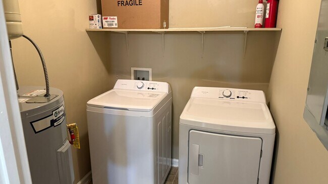 Building Photo - RATE DROP ALERT (was $1950/month) and MOVE-IN SPECIAL: 1st FULL MONTH'S RENT FREE!**