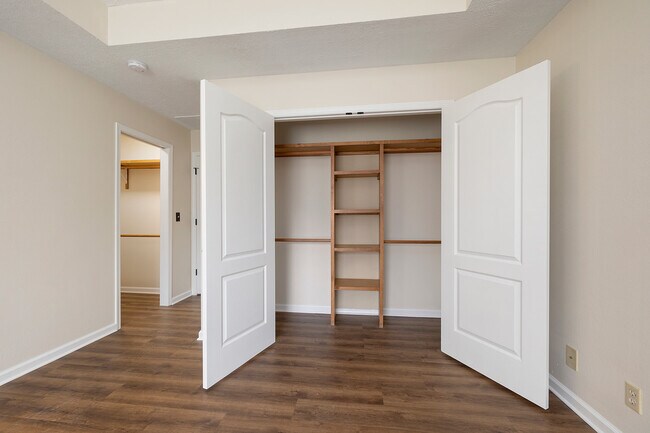 Building Photo - 647 S Meteor Ave