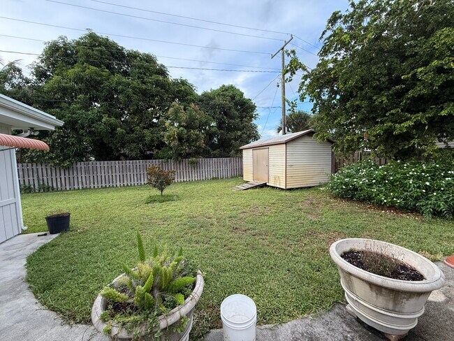 Building Photo - 817 Elm Rd