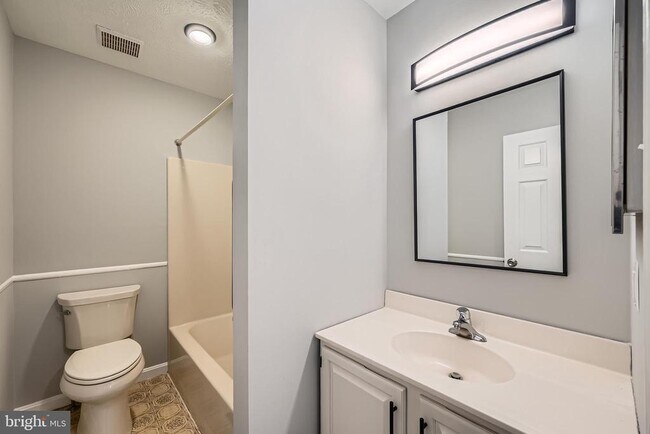 Building Photo - 824 Century St