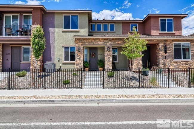 Building Photo - Townhome short drive to freeway. 3 bedroom 2 1/2 baths