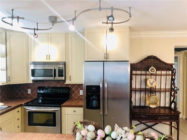 Building Photo - 137 Farnham F