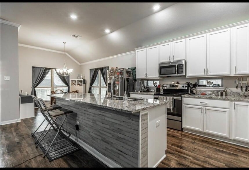 Building Photo - 8219 Quiet Hollow Dr