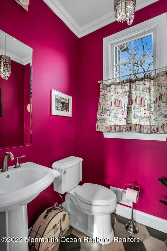 Building Photo - 812 Claridge Dr