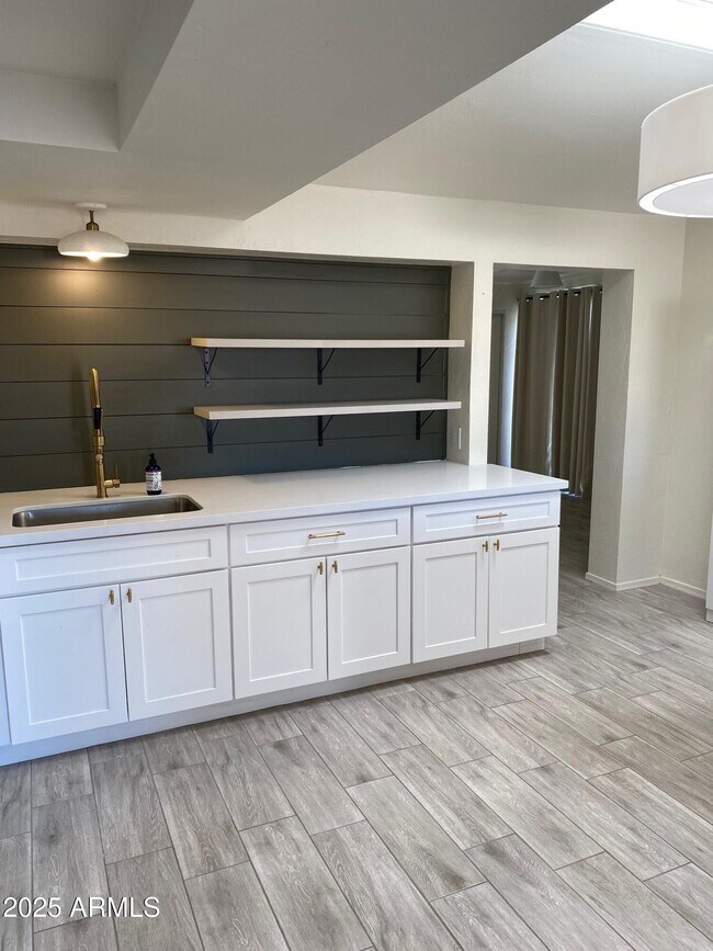 Building Photo - 1821 W Libby St