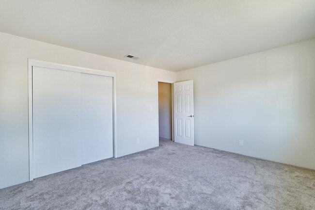 Building Photo - Conveniently located 2BR/1.5BA townhome style duplex unit in Sunnyvale